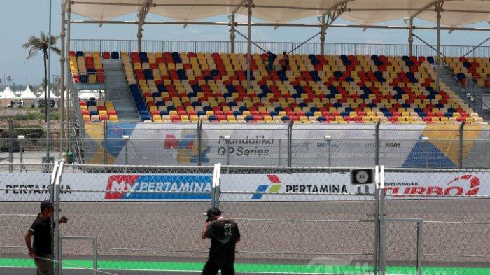 Pekerja menyelesaikan pembenahan Pertamina Mandalika International Street Circuit di KEK Mandalika, Kecamatan Pujut, Praya, Lombok Tengah, NTB, Selasa (15/3/2022). Berbagai persiapan terus dikebut untuk memastikan penyelenggaraan MotoGP Mandalika pada 18-20 Maret mendatang.
