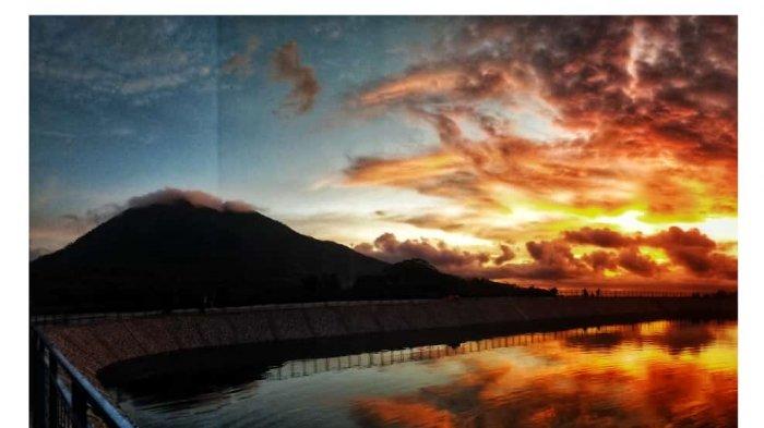 Pemandangan senja di Embung Sikembang