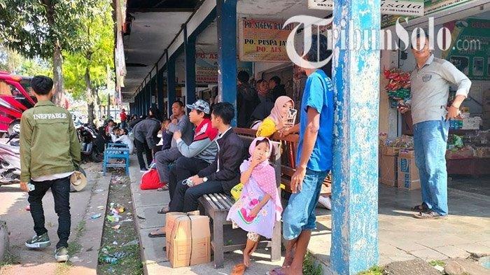 Pemudik menunggu keberangkatan di Terminal Pilangsari, Kabupaten Sragen, Sabtu (7/5/2022).