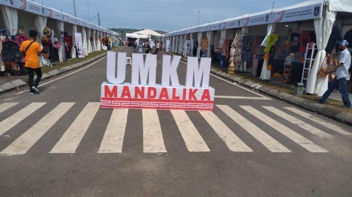 Penampakan seni grafiti yang berada di terowongan Sirkuit Mandalika, Lombok, NTB menghubungkan area utara dan selatan, Minggu (20/3/2022). Terowongan ini mengarah ke area bagian UMKM.