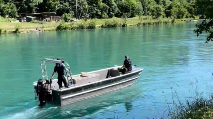 Petugas melakukan pencarian putra pertama Ridwan Kamil, Emmeril Kahn Mumtadz, di Sungai Aare.