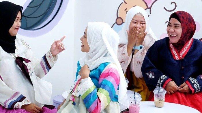 Pengunjung berfoto pakai hanbok di Coa Cafe Karanganyar