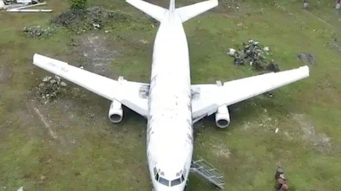 Pesawat Boeing 737 yang terdampar di Jalan Raya Nusa Dua Selatan, Bali.
