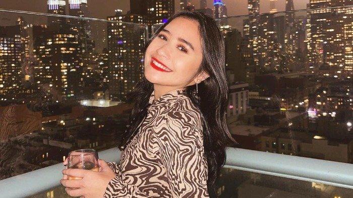 Momen seru Prilly Latuconsina saat liburan.