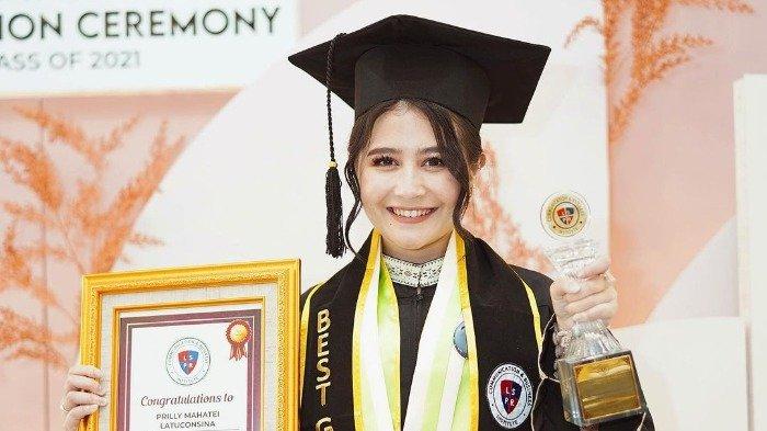 Prilly Latuconsina wisuda.