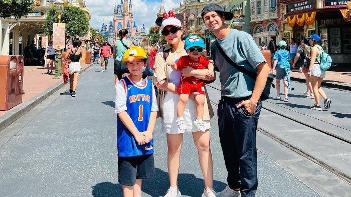 Raffi Ahmad dan Nagita Slavina mengajak kedua anaknya liburan ke Walt Disney World di Orlando, Amerika Serikat