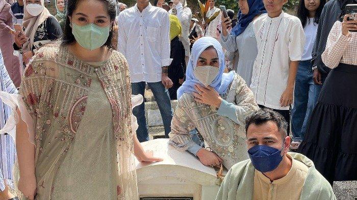 Raffi Ahmad dan Nagita Slavina sempatkan ziarah ke makam papa saat mudik ke Bandung.