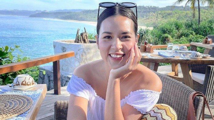 Potret cantik Raisa saat staycation di Sumba.