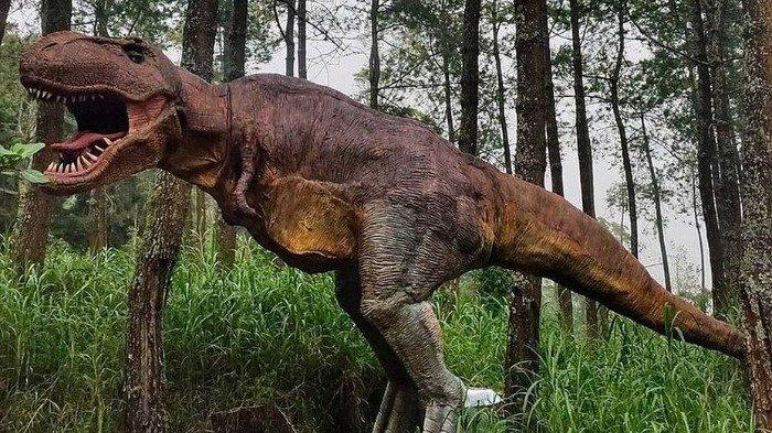 Replika dinosaurus di Mojosemi Forest Park