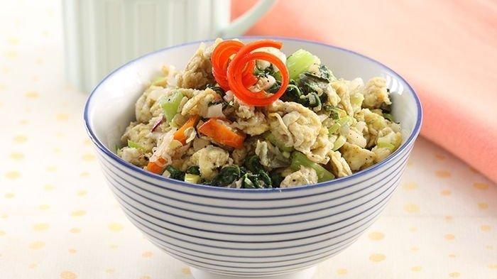 Sajian orak arik telur dan caisim untuk makan malam enak di rumah