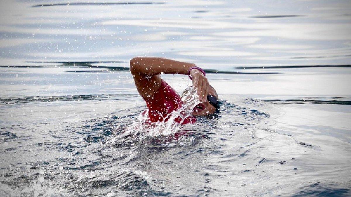 Sandiaga Uno saat mencoba sensasi berenang di Pulau Dodola, Morotai, Maluku Utara pada Jumat (25/11/2022).