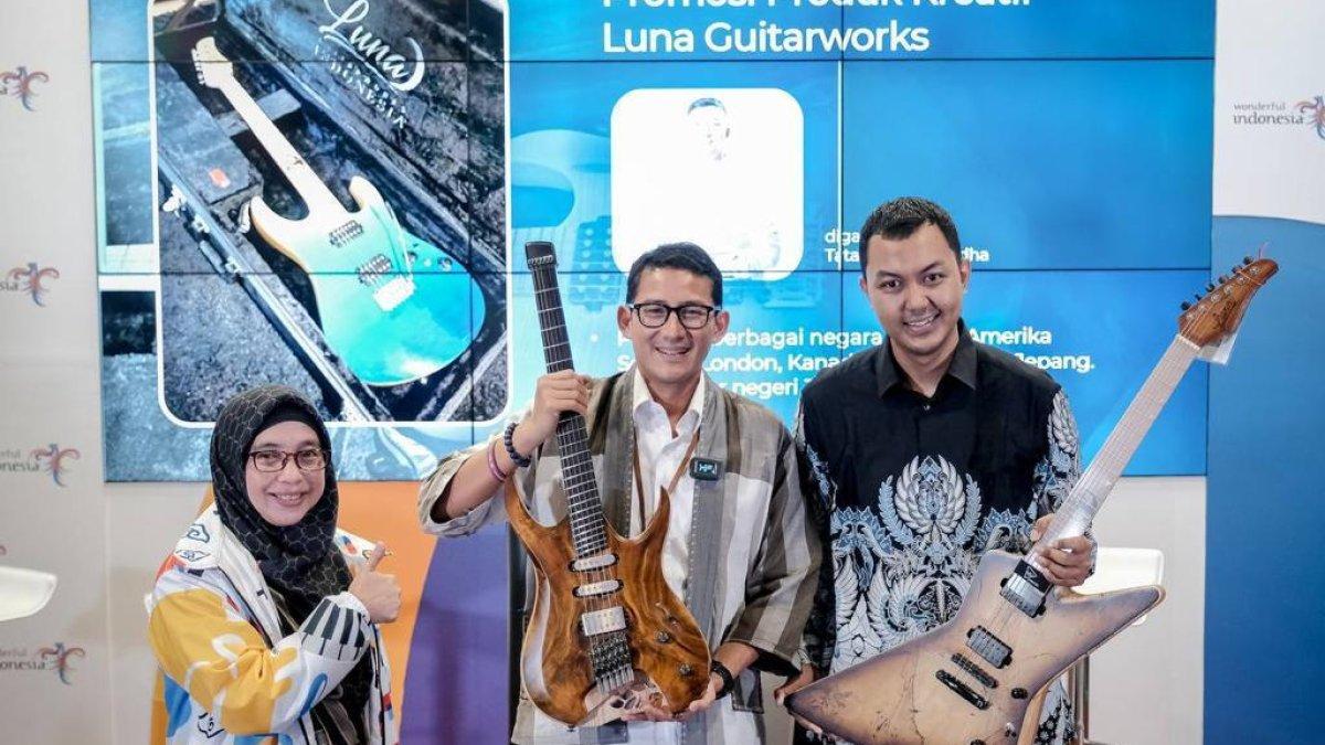 Menparekraf Sandiaga Uno memberikan apreasiasi kepada Luna Guitarworks yang merambah pasar internasional dan mempromosikan gitar asli Indonesia.