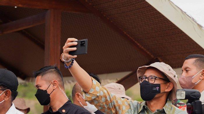 Menteri Pariwisata dan Ekonomi Kreatif Sandiaga Uno saat merekam kegiatannya naik kapal phinisi di perairan Taman Nasional Komodo bareng Presiden Jokowi.