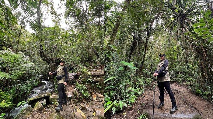 Sarita Abdul Mukti saat mendaki Gunung Salak