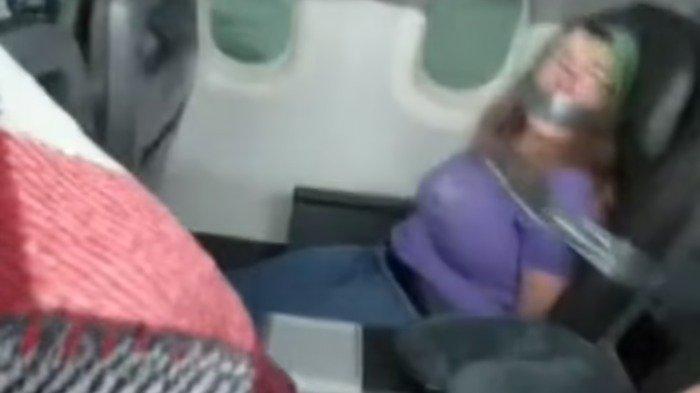 Seorang penumpang wanita yang direkatkan dengan selotip