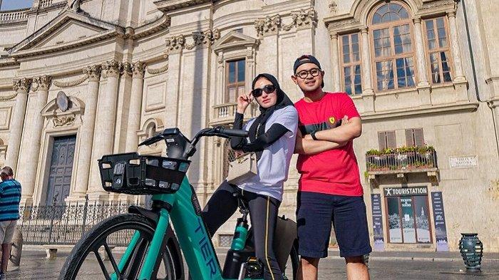 Momen romantis Shandy Purnamasari dan Juragan 99 liburan ke Italia.