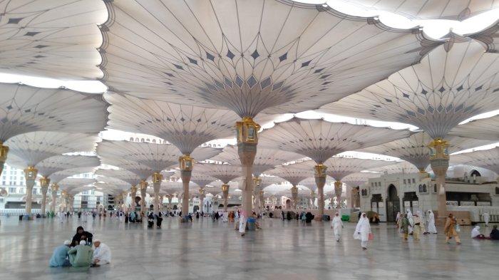 Suasana di Masjid Nabawi, Madinah Arab Saudi. Ada beberapa larangan yang tak boleh kamu langgar di sana. Beberapa di antaranya sering dilakukan orang Indonesia.