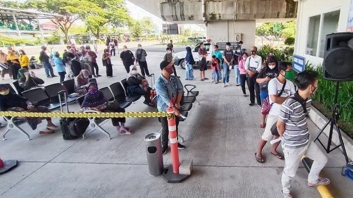 Suasana rapid test antigen di kompleks Bandara Adi Soemarmo Solo di Kecamatan Ngemplak, Kabupaten Boyolali, Rabu (23/12/2020)
