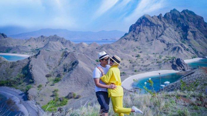 Syahrini dan Reino Barack di Pulau Padar