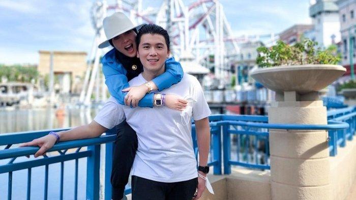 Gaya Syahrini dan Reino Barack saat libur Lebaran di Universal Studio Singapura.