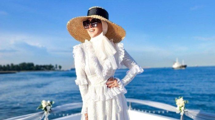 Potret cantik Syahrini pakai dress putih saat liburan naik yacht mewah saat liburan ke Jepang.