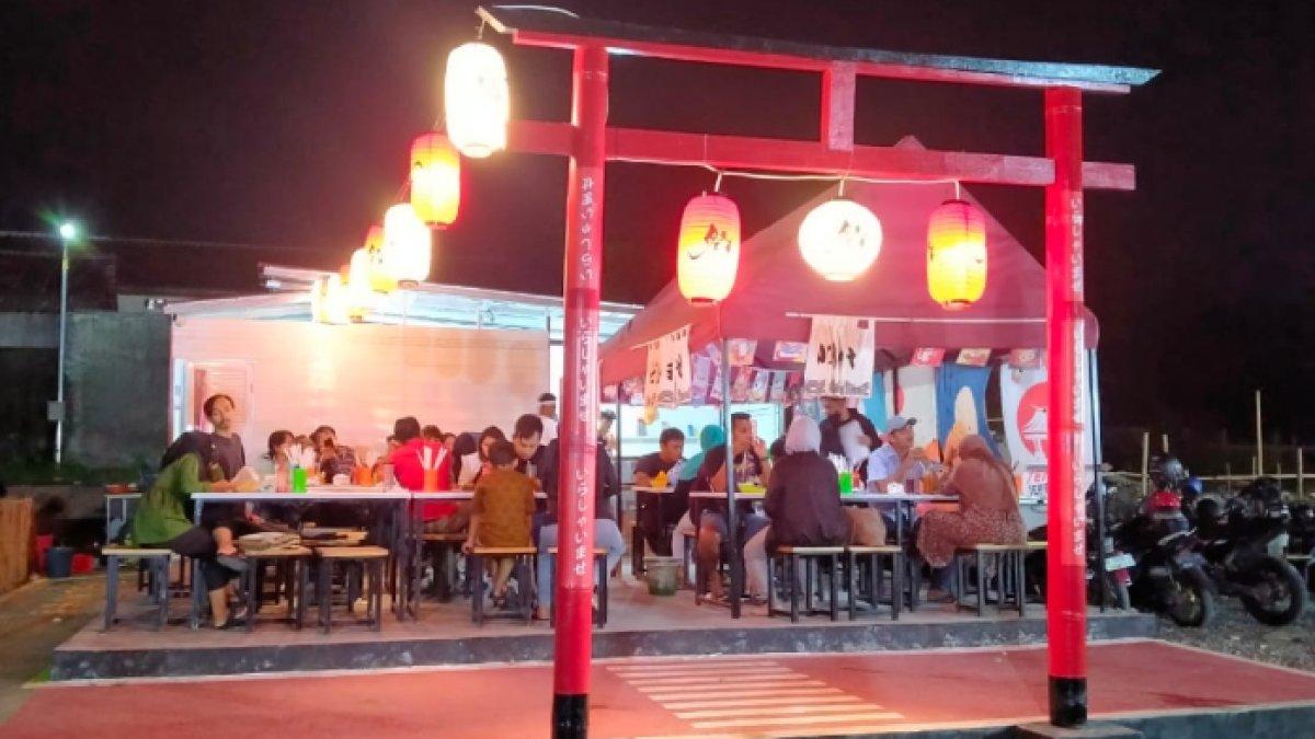 Tenda Jepang, tempat nongkrong baru di dekat UMS bernuansa Negeri Sakura, Jumat (13/1/2023). Lokasi Tenda Jepang dekat dari hotel dan tempat sewa motor di Sukoharjo.