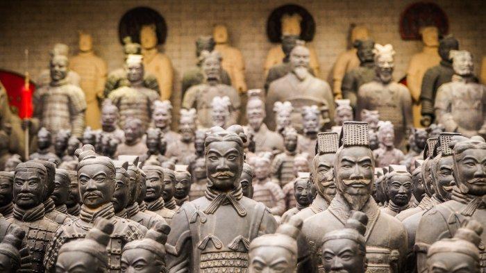 Tentara Terakota adalah kumpulan patung terakota yang menggambarkan tentara Qin Shi Huang, Kaisar pertama Tiongkok