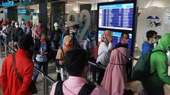 Sejumlah calon penumpang antre untuk lapor di Terminal 2F Bandara Soekarno Hatta, Tangerang, Banten, Jumat (24/4/2020). Pemerintah melalui Kementerian Perhubungan menghentikan sementara aktivitas penerbangan komersial terjadwal baik dalam dan luar negeri terhitung mulai 24 April hingga 1 Juni 2020. Hal tersebut merupakan bagian dari pengendalian transportasi selama masa mudik Lebaran 1441 H untuk mencegah penyebaran Covid-19.