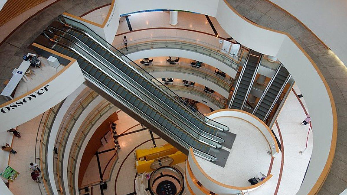 The Bangkok Art and Culture Center, satu tempat wisata gratis di Bangkok Thailand.