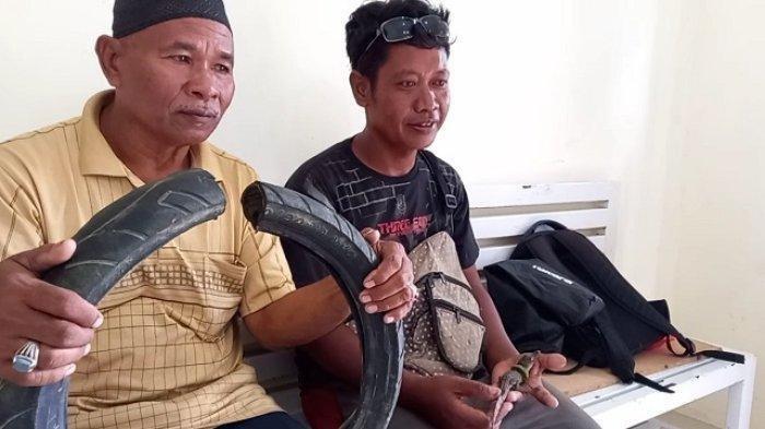 Tili (kanan) seorang penangkap buaya berkalung ban di Kota Palu, Sulteng, memelihara burung di rumahnya.
