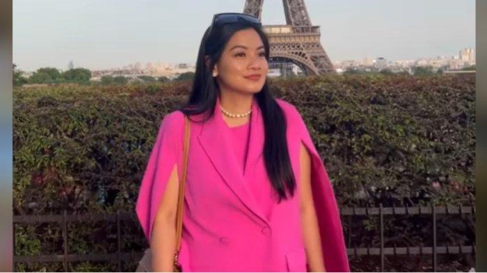 Penampilan Titi Kamal yang bergaya ala cewek kue saat liburan ke Paris, Prancis.