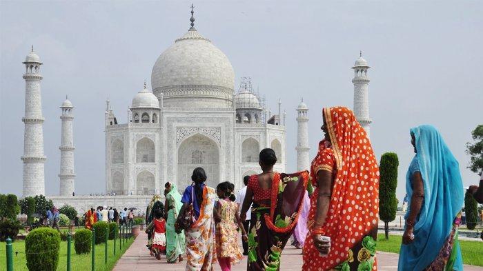 Turis di Taj Mahal, Agra, India.