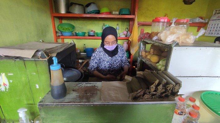 Warung Gado-Gado H Mi'un Lamongan yang legendaris sejak 1963.