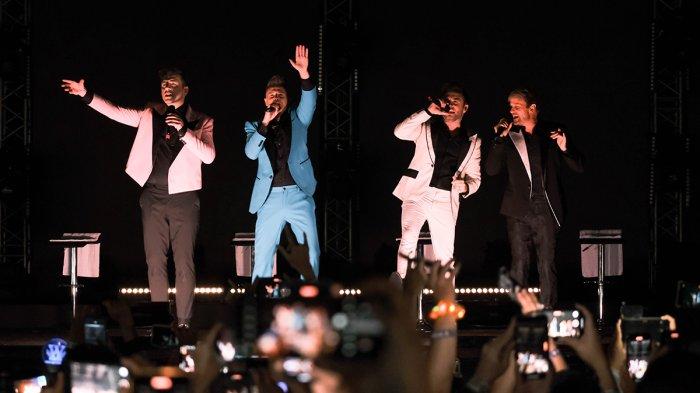 Boyband Irlandia, Westlife, tampil tanpa lighting system dan LED screen dalam konser 'The Wild Dreams' di Candi Prambanan Yogyakarta, Minggu (2/10/2022).
