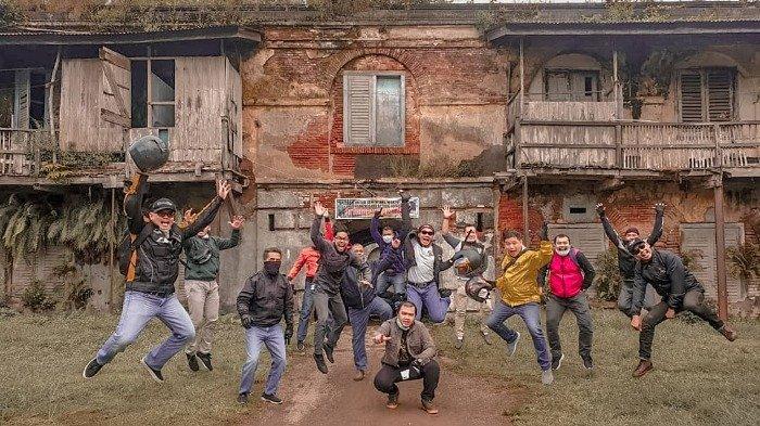 Wisatawan berpose dengan latar Benteng Pendem Ambarawa