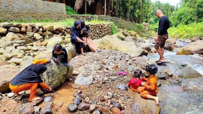 Pengunjung asyik bermain di sekitar area wisata Wonderful Citamiang.