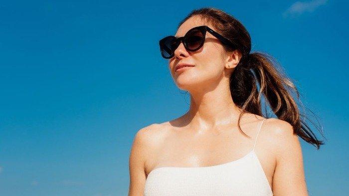 Potret cantik Wulan Guritno pakai bikini putih saat liburan ke Bali.
