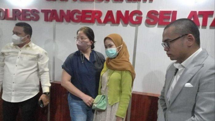 Kapolres Tangerang Selatan, AKBP Sarly Sollu mendampingi pihak terlapor Mariana (baju biru) bersama korban pegawai Alfamart Cisauk, Amelia (kerudung cokelat) untuk berdamai dan mencabut laporan di Mapolres Tangerang Selatan, Senin (15/8/2022) tengah malam.