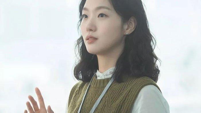 Aktris Kim Go Eun membintangi drama Little Women, tayang di Netflix pada Agustus 2022.