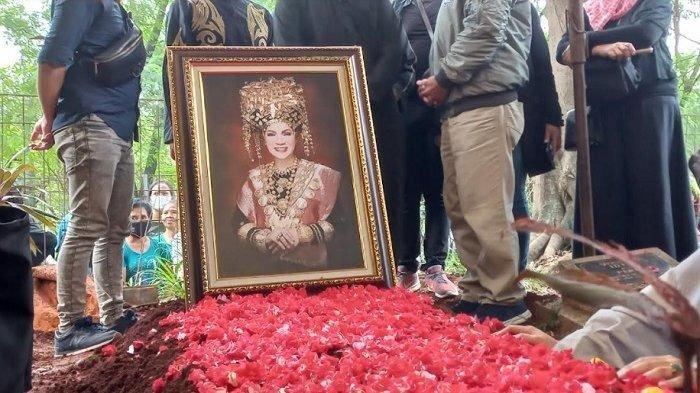 Anak-anak angkat Dorce Gamalama menggelar acara pengajian 40 harian meninggalnya sang presenter.