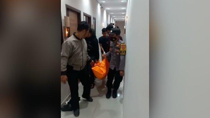 Aparat kepolisian mengevakuasi mayat kadus dari kamar hotel, Rabu (29/9/2022)