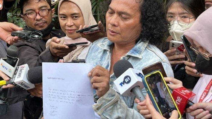 Eks Kuasa Hukum Bharada E, Deolopa Yumara, saat menggelar konferensi pers di kediamannya, Sabtu (13/8/2022).