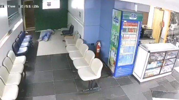 Terekam detik-detik pria meninggal dalam keadaan sujud saat salat.