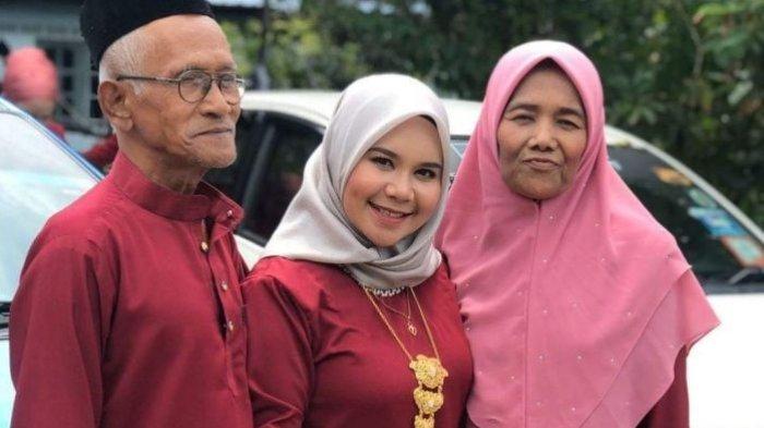 Eida bersama ayah dan ibunya.