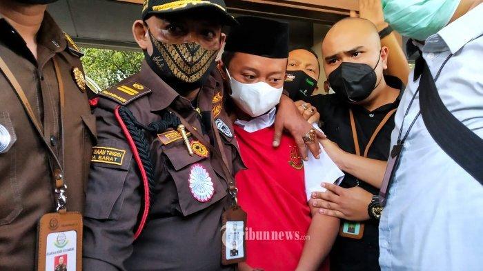 Herry Wirawan terdakwa kasus perkosaan 13 santriwati digiring petugas masuk mobil tahanan seusai dihadirkan pada sidang dengan agenda pembacaan tuntutan di Pengadilan Negeri (PN) Kelas 1A Bandung, Jalan LLRE Martadinata, Kota Bandung, Jawa Barat, Selasa (11/1/2022). Dalam sidang tersebut, Jaksa Penuntut Umum (JPU) menuntut Herry hukuman mati dengan alasan dianggap kejahatan luar biasa, kemudian menuntut hukuman kebiri kimia, denda Rp500 juta subsider satu tahun kurungan, harus membayar restitusi kepada anak-anak korban sebesar Rp330 juta, dan menuntut aset terdakwa disita. (TRIBUN JABAR/GANI KURNIAWAN)