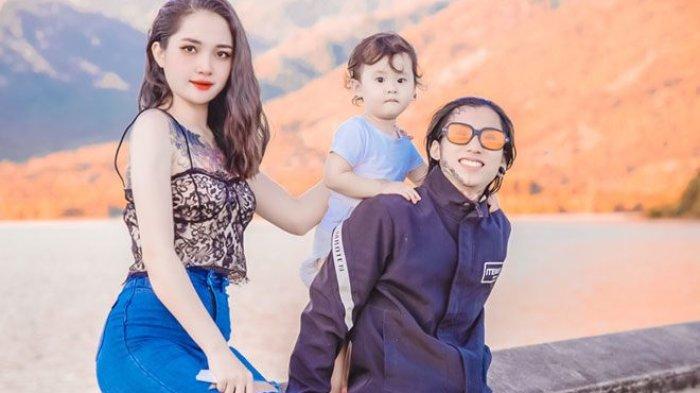 H'Linh bersama suami dan anaknya