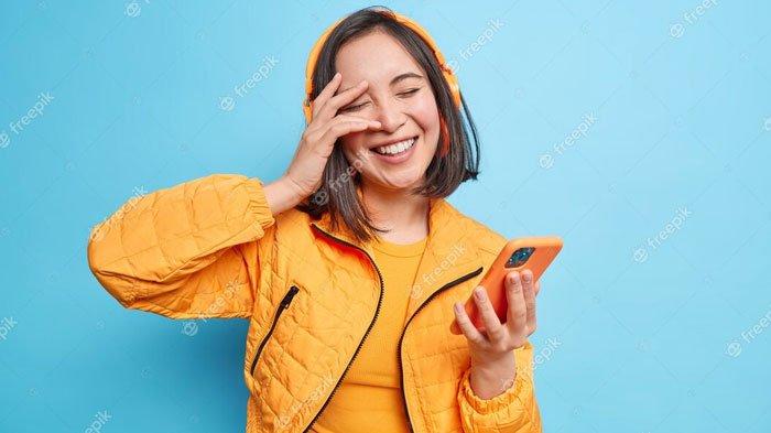 Ilustrasi mendengarkan lagu romantis