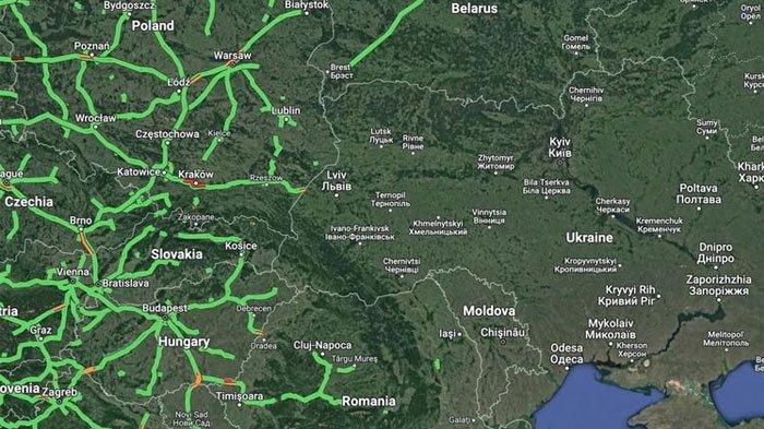 Fitur traffic Google Maps di Ukraina dimatikan untuk pengguna global. Alhasil, Google Maps hanya menampilkan data lalu lintas di banyak negara Eropa (kiri) tetapi tidak di Ukraina (kanan)