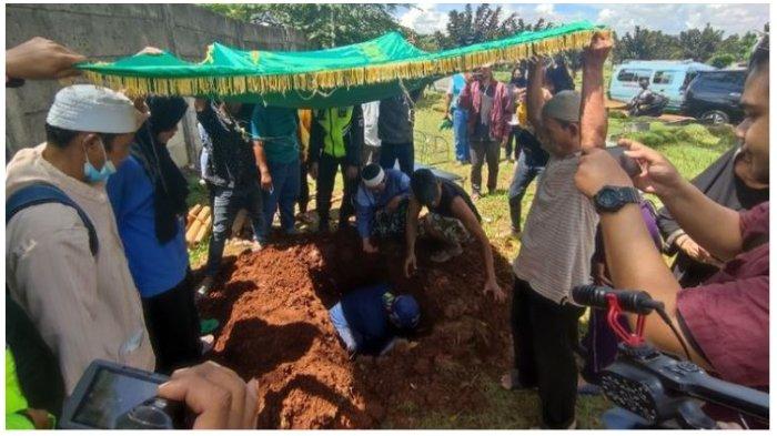 Jenazah AF, balita yang tewas dijadikan jaminan utang ibu dimakamkan