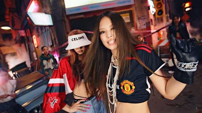 Jennie BLACKPINK pakai jersey Manchester United dalam MV Pink Venom